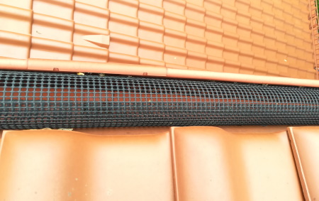 montaż siatek zabezpieczających dla rynny